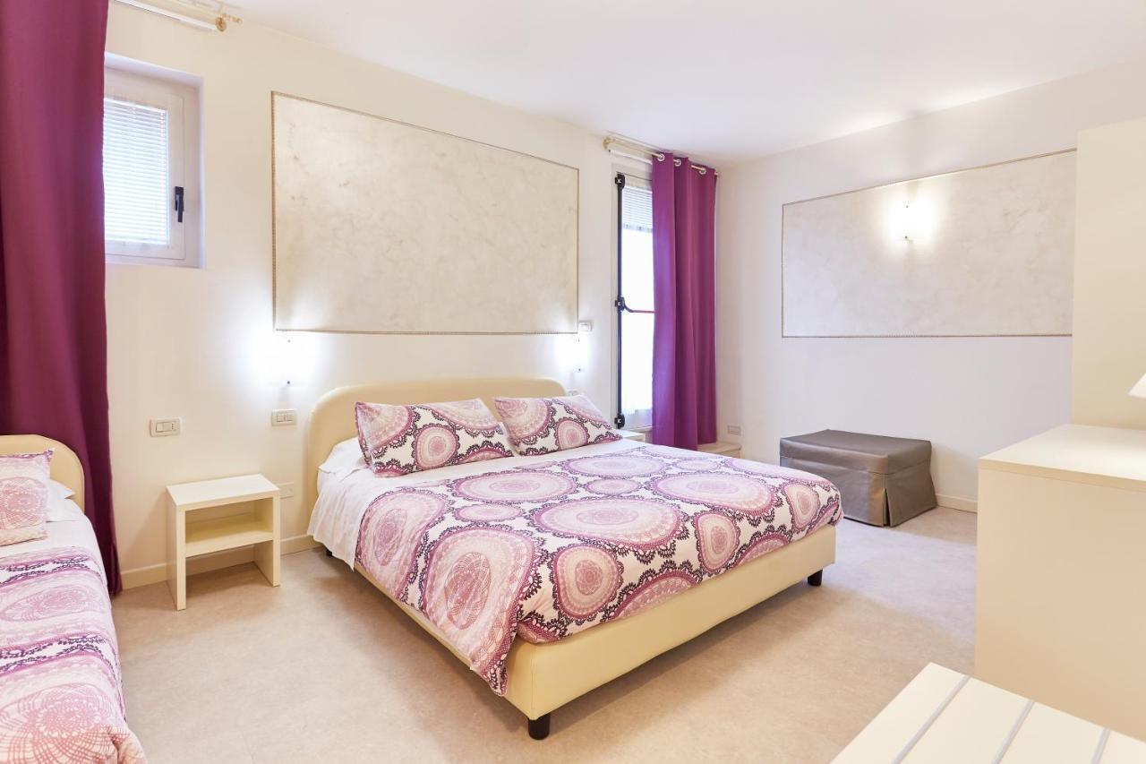 Hotel Villa Lilla Desenzano del Garda Bagian luar foto