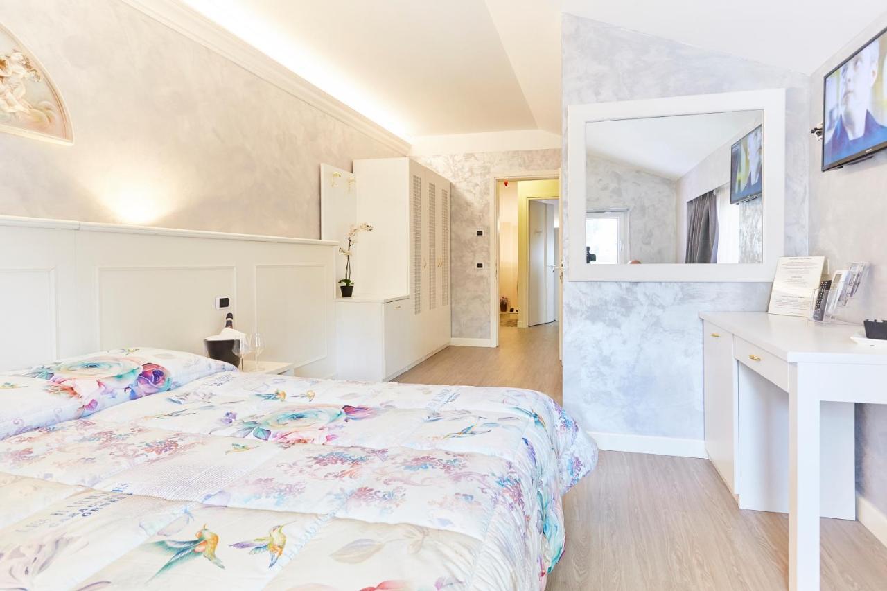 Hotel Villa Lilla Desenzano del Garda Bagian luar foto