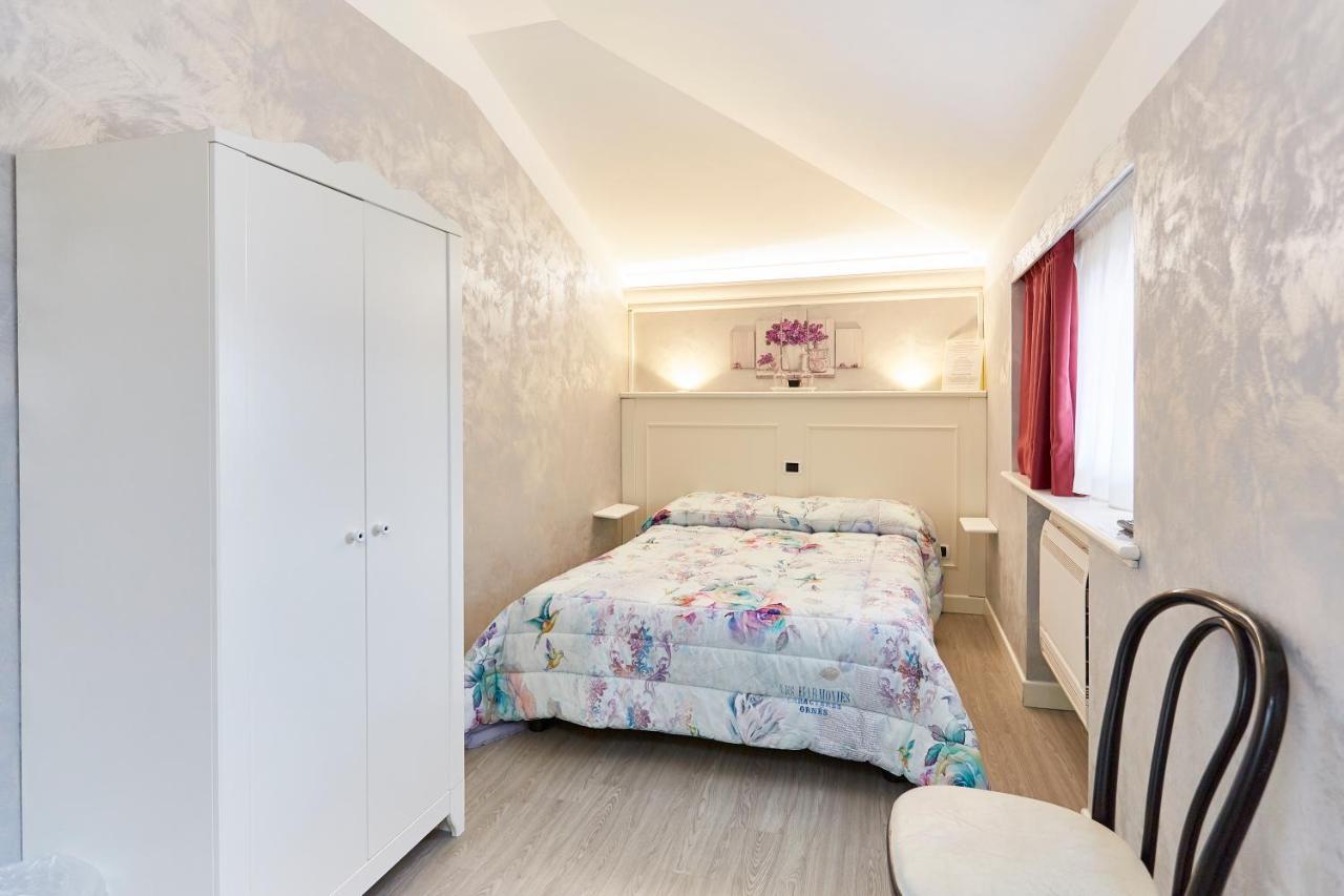Hotel Villa Lilla Desenzano del Garda Bagian luar foto