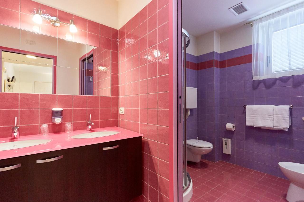 Hotel Villa Lilla Desenzano del Garda Bagian luar foto