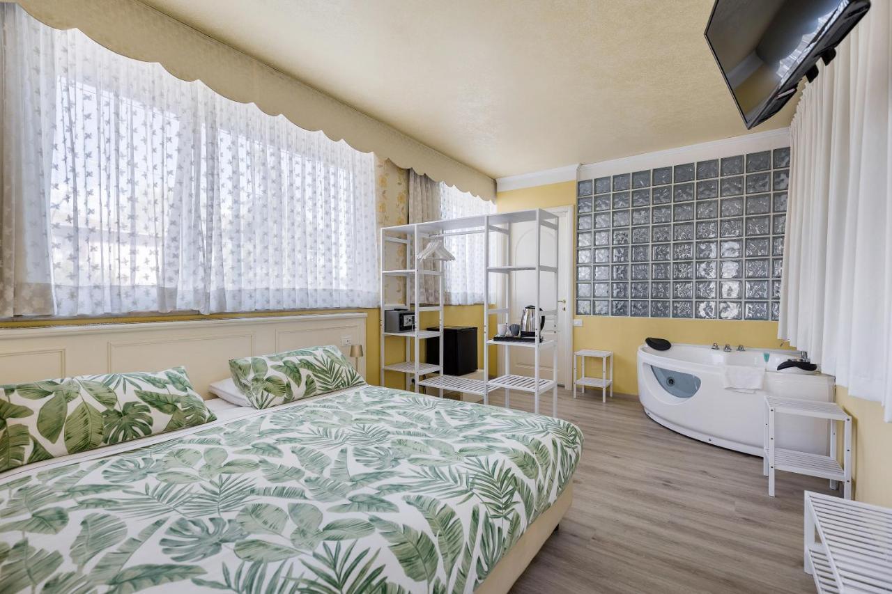 Hotel Villa Lilla Desenzano del Garda Bagian luar foto