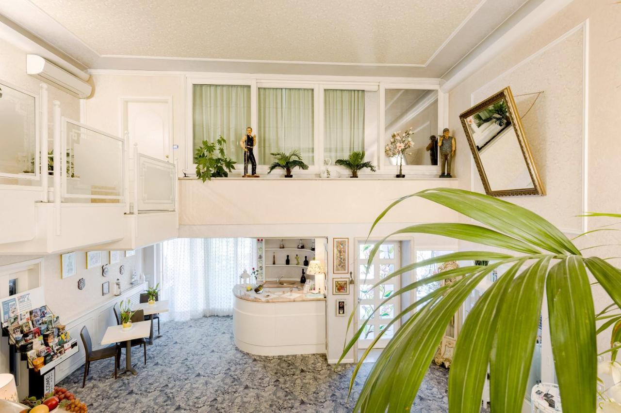Hotel Villa Lilla Desenzano del Garda Bagian luar foto