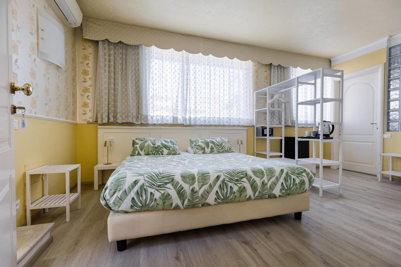Hotel Villa Lilla Desenzano del Garda Bagian luar foto