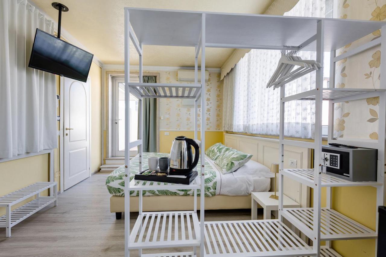 Hotel Villa Lilla Desenzano del Garda Bagian luar foto