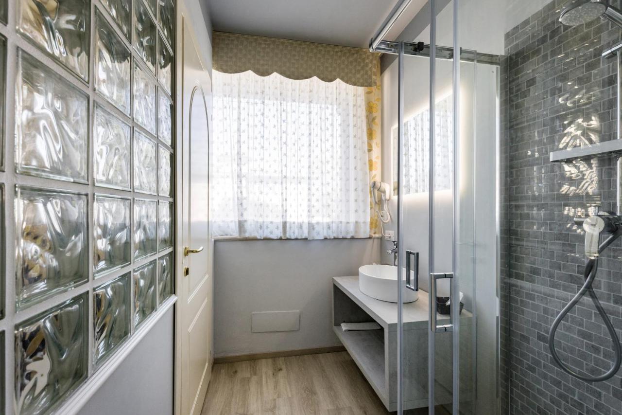 Hotel Villa Lilla Desenzano del Garda Bagian luar foto