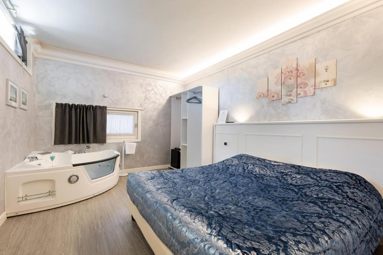Hotel Villa Lilla Desenzano del Garda Bagian luar foto
