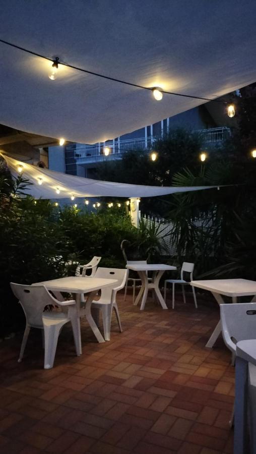 Hotel Villa Lilla Desenzano del Garda Bagian luar foto