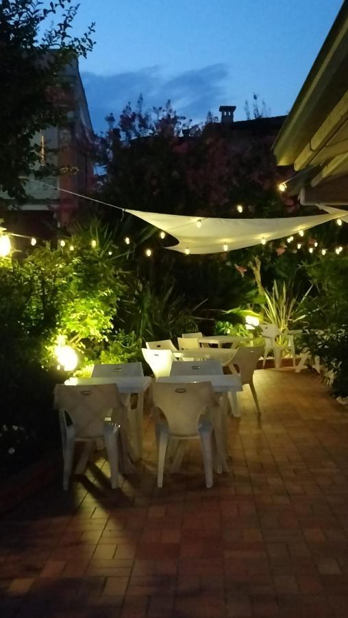 Hotel Villa Lilla Desenzano del Garda Bagian luar foto