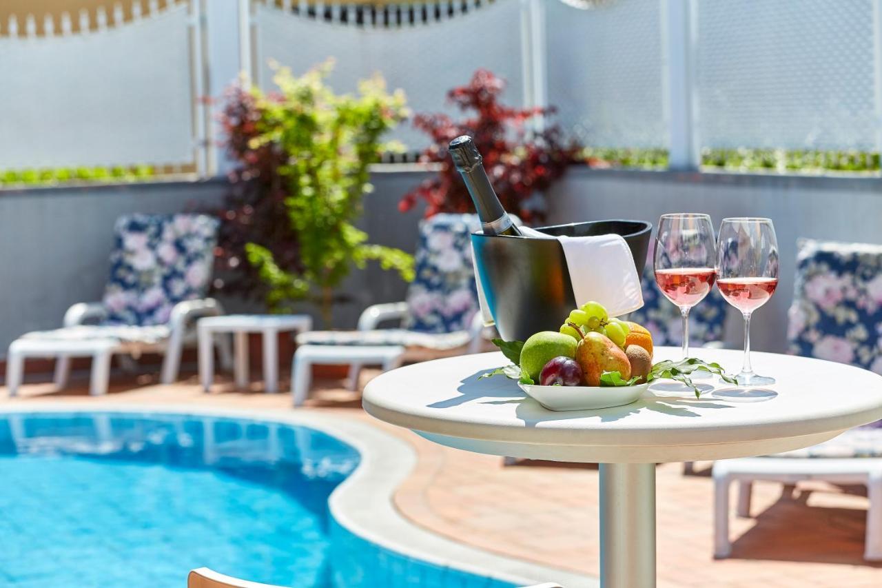 Hotel Villa Lilla Desenzano del Garda Bagian luar foto