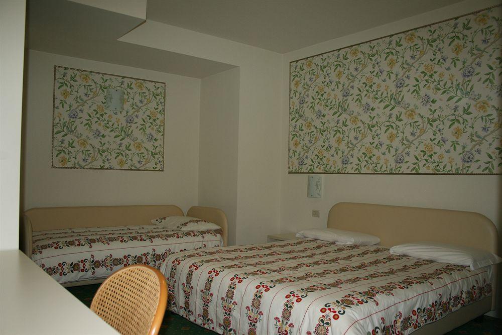 Hotel Villa Lilla Desenzano del Garda Bagian luar foto