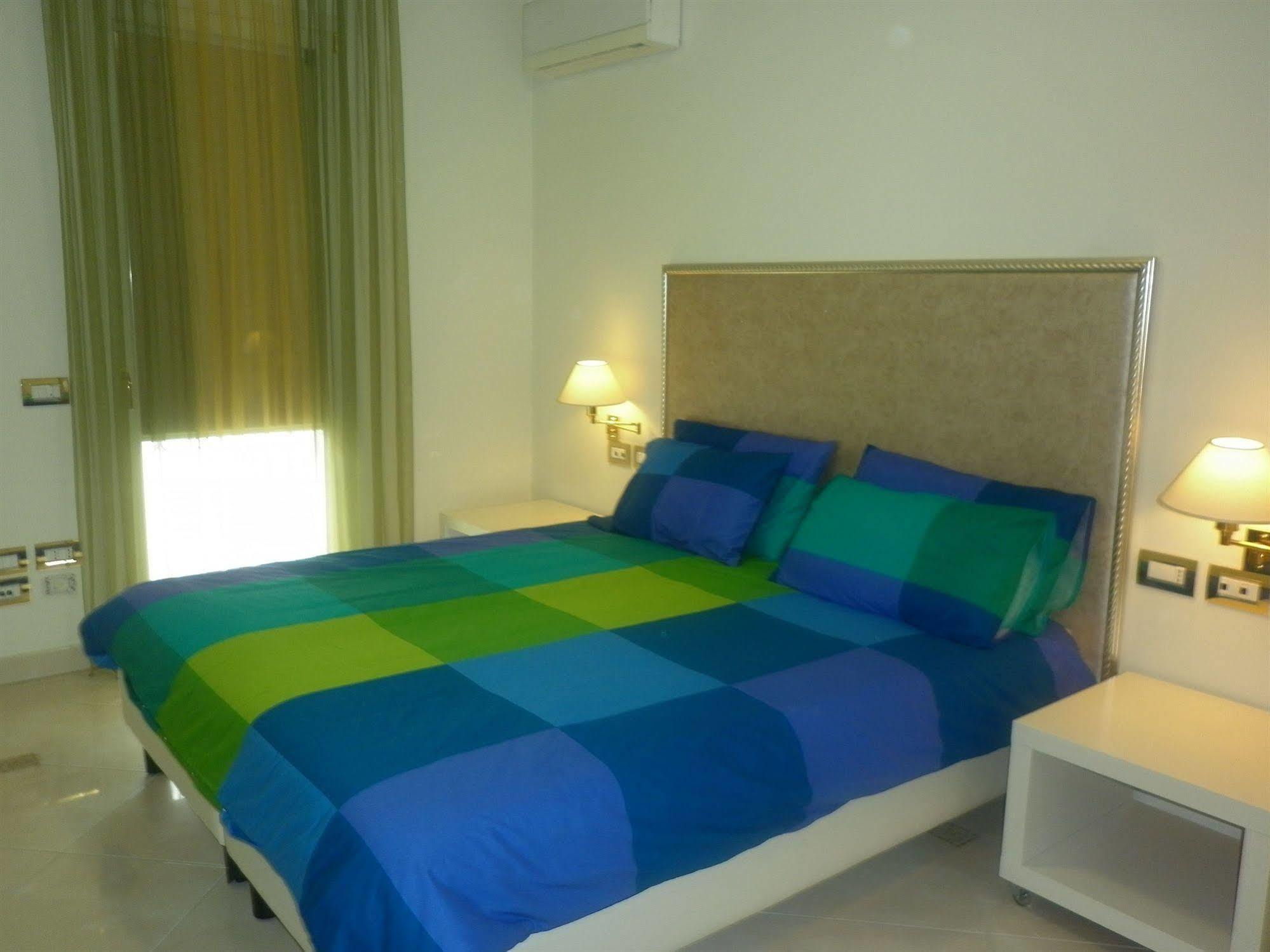Hotel Villa Lilla Desenzano del Garda Bagian luar foto