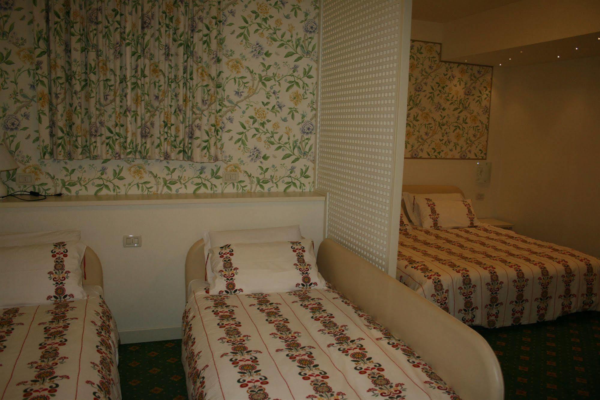 Hotel Villa Lilla Desenzano del Garda Bagian luar foto
